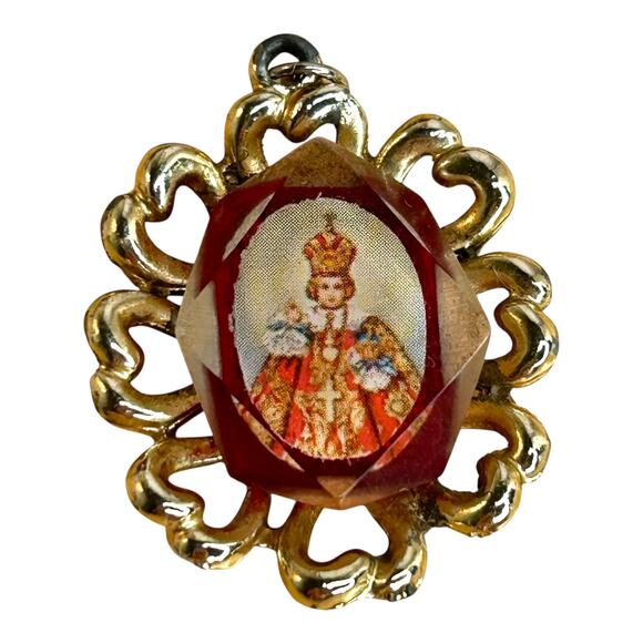 Vintage Infant of Prague Jesus Glass Faceted Gold Tone Ornate Framed Pendant - Picture 1 of 6